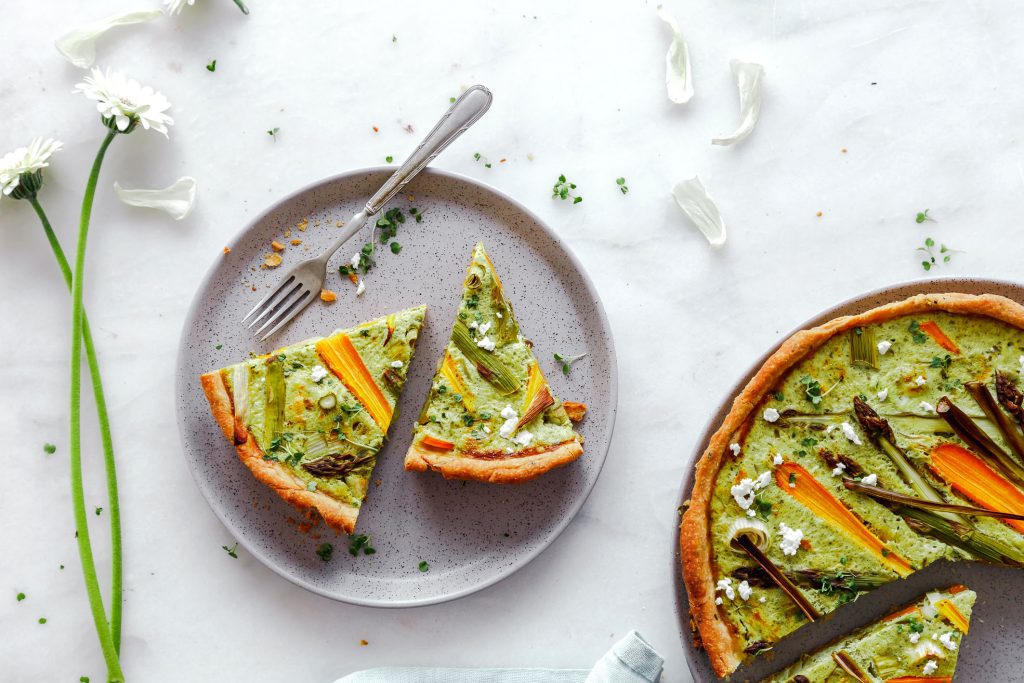 Quiche mit Möhren, Spargel und Kräutern