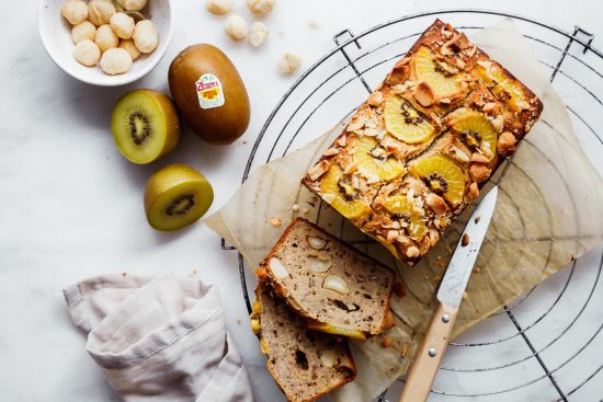 Kiwi-Banana-Bread mit Macadamia Nüssen | Foodlovin'