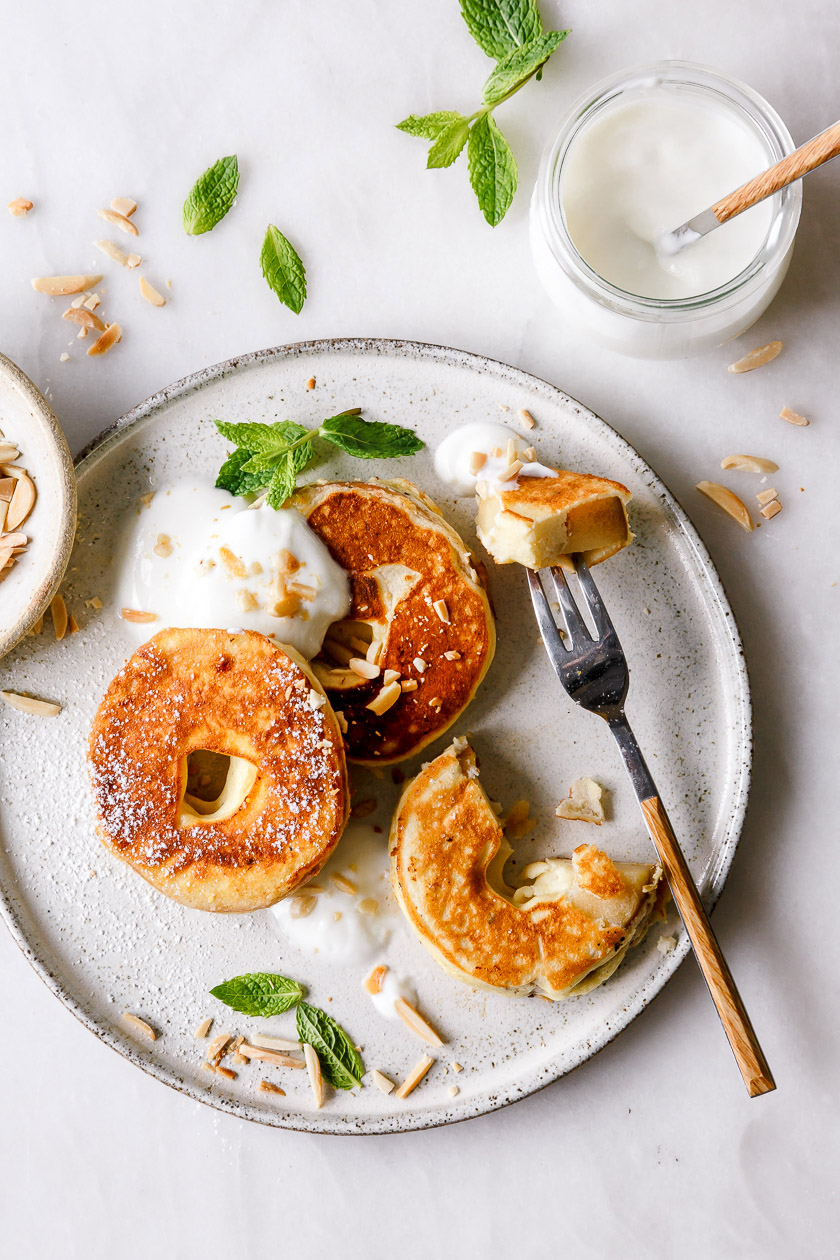 Gebackene Apfelringe Gebackene Apfelringe auf Teller mit Joghurt und Gabel