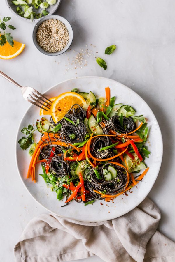 Asia-Nudelsalat mit Orangen-Ingwer-Dressing | Foodlovin' Asia-Nudelsalat mit Orangen-Ingwer-Dressing | Foodlovin'