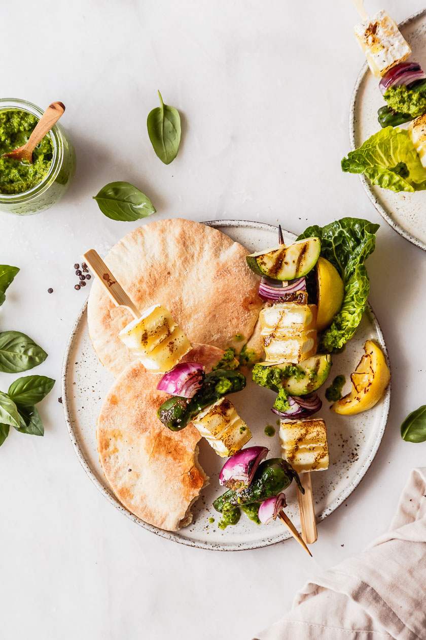 Gegrillte Gemüsespieße Gegrillte Gemüsespieße mit Fladenbrot auf Teller