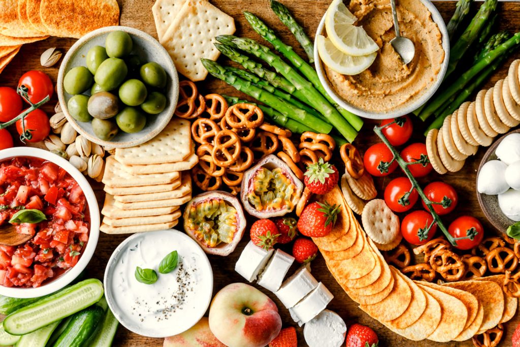 Herzhaftes Snackboard mit Dips