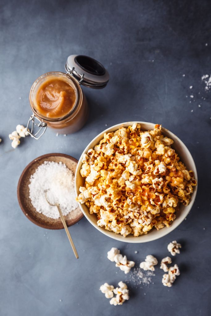 Popcorn mit Dattel-Salzkaramell