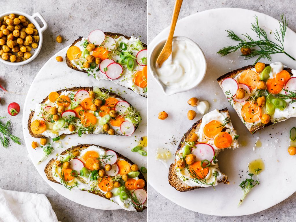 Herzhafte Tartine mit Joghurt und Gemüse