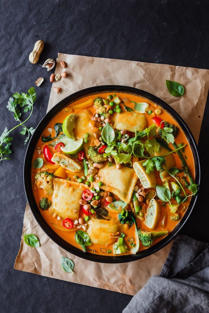 Rotes Thai-Curry mit Gemüsemaultaschen | Foodlovin' Rotes Thai-Curry mit Gemüsemaultaschen | Foodlovin'