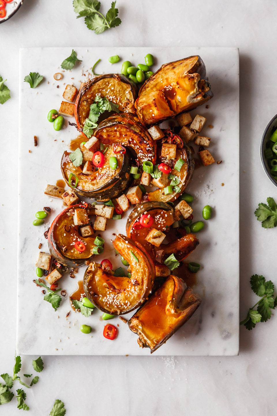 Miso-Kürbis mit Tofu Gebackener Kürbis mit Miso-Marinade auf Marmorplatte