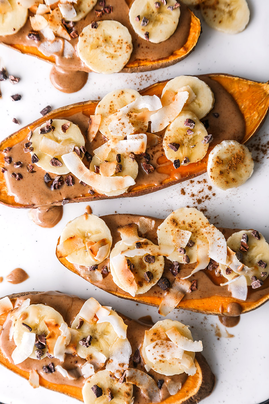 Süße Süßkartoffeltoasts mit Mandelmus und Banane