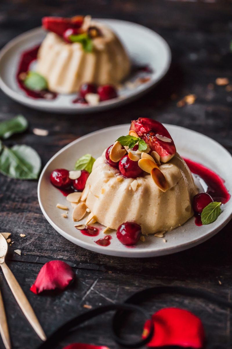 Grießflammeri mit Holunder-Kirschsauce | Foodlovin&amp;#39;