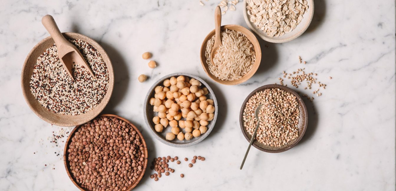 Portionsgröße von pflanzlichen Proteinen Sechs Schälchen mit pflanzlichen Proteinen in der perfekten Portionsgröße