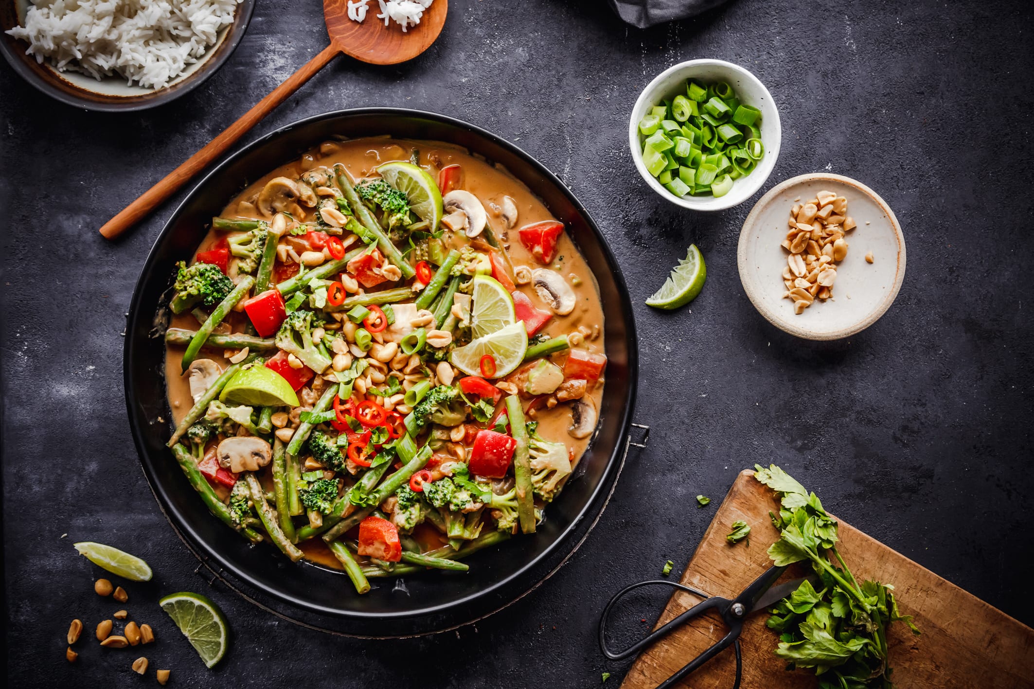 Gemüse in cremiger Erdnussauce