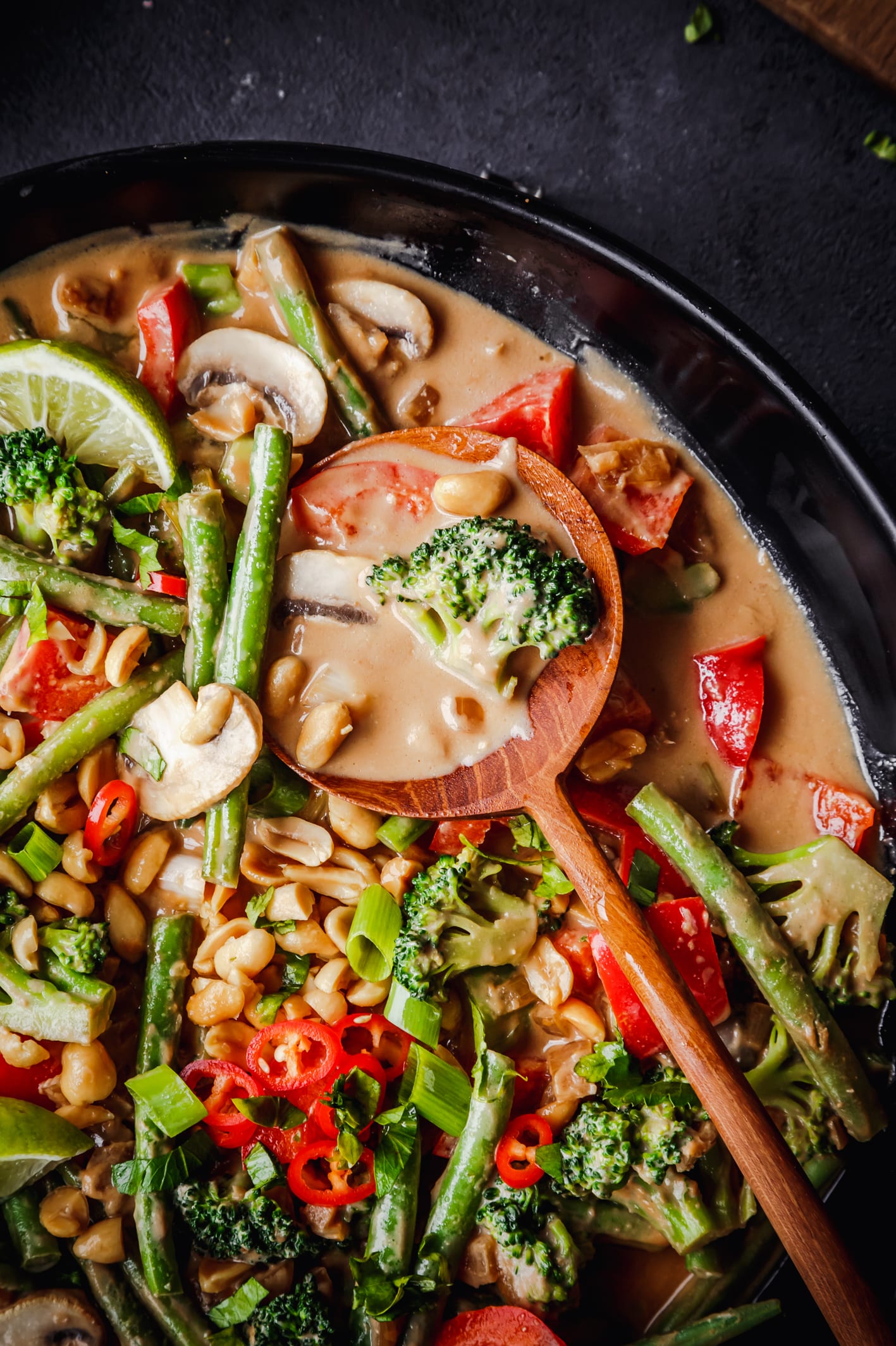 Cremiger Erdnussauce mit Gemüse