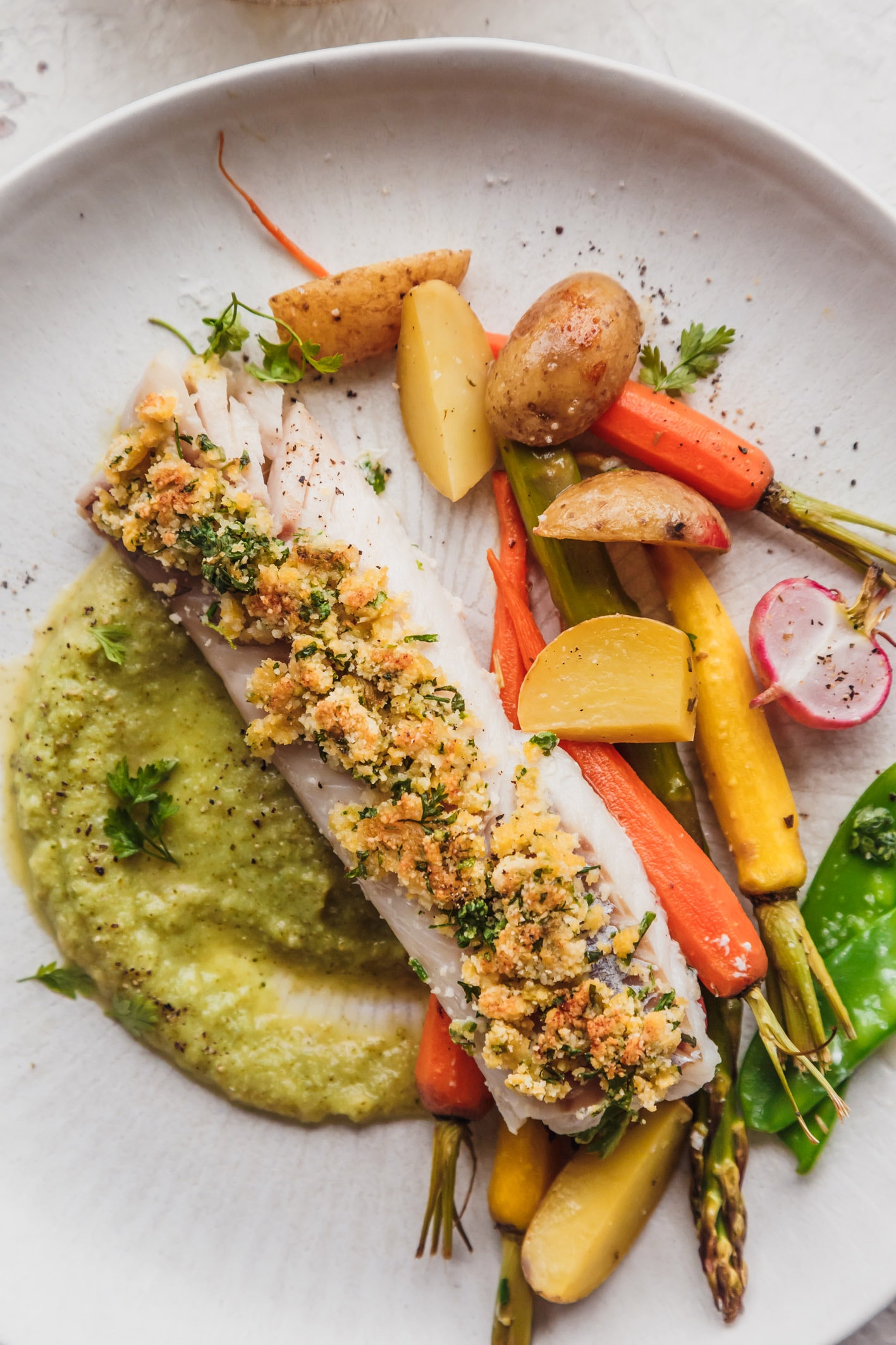 Alaska Seelachs auf Frühlingsgemüse