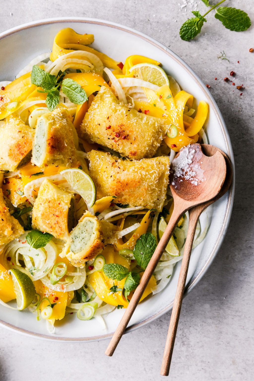 Kokos-Maultaschen auf Mango-Fenchel-Salat | Foodlovin' Kokos-Maultaschen auf Mango-Fenchel-Salat | Foodlovin'