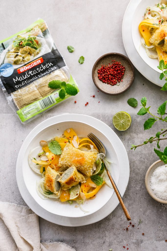 Kokos-Maultaschen auf Mango-Fenchel-Salat | Foodlovin' Kokos-Maultaschen auf Mango-Fenchel-Salat | Foodlovin'