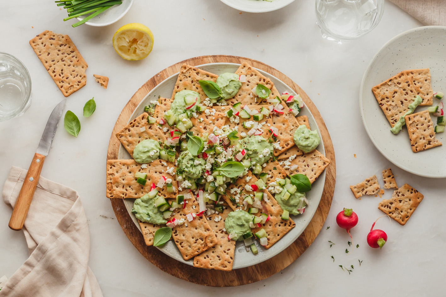 Snackplatte mit Crackern und Avcadodip