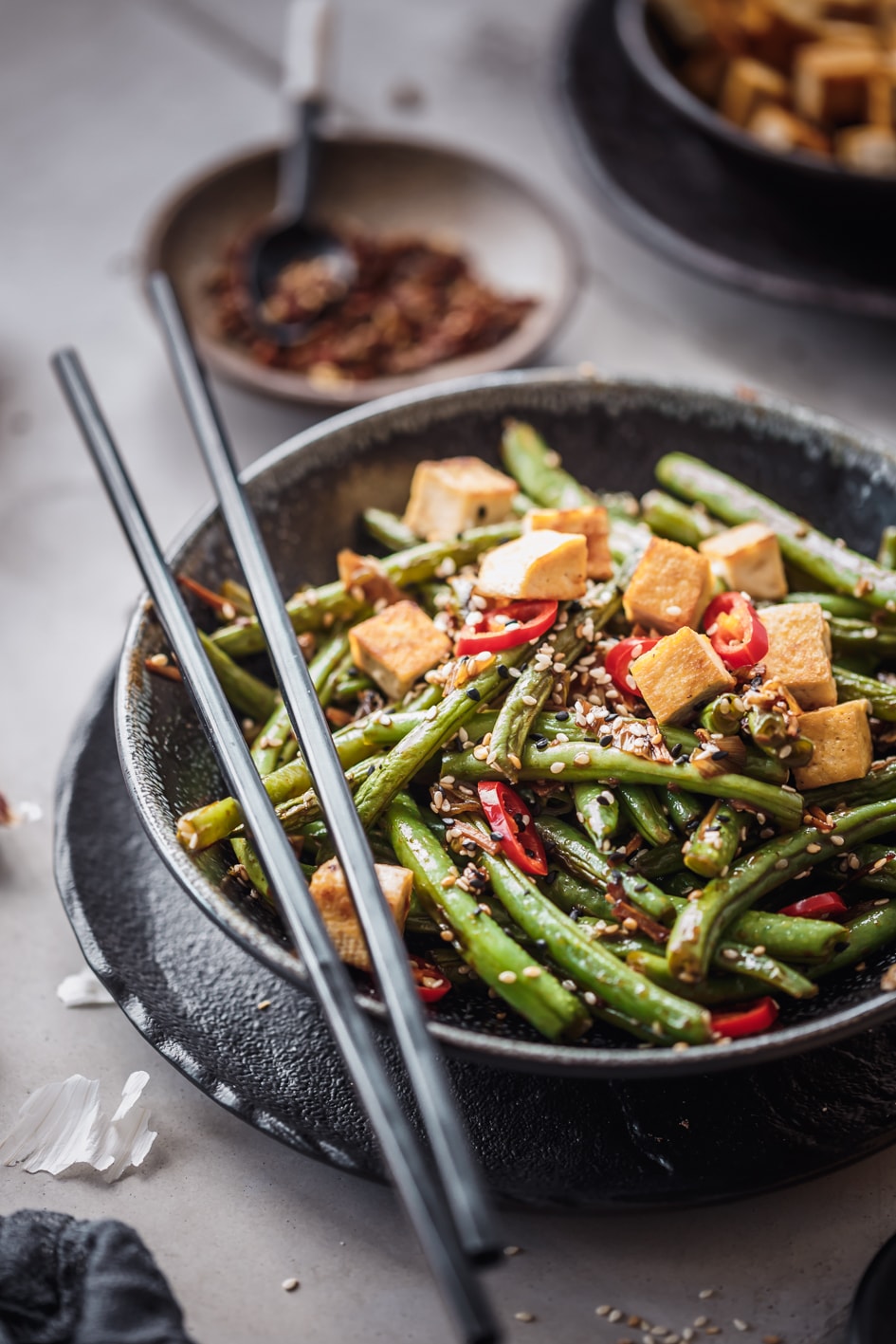 Tofu-Gemüse-Pfanne in Schale mit Essstäbchen