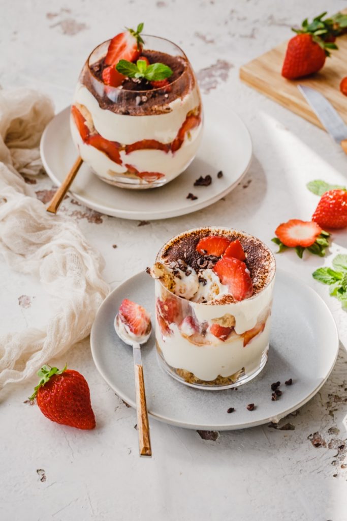 Veganes Erdbeer-Tiramisu im Glas | Rezepte von Foodlovin' Veganes Erdbeer-Tiramisu im Glas | Rezepte von Foodlovin'