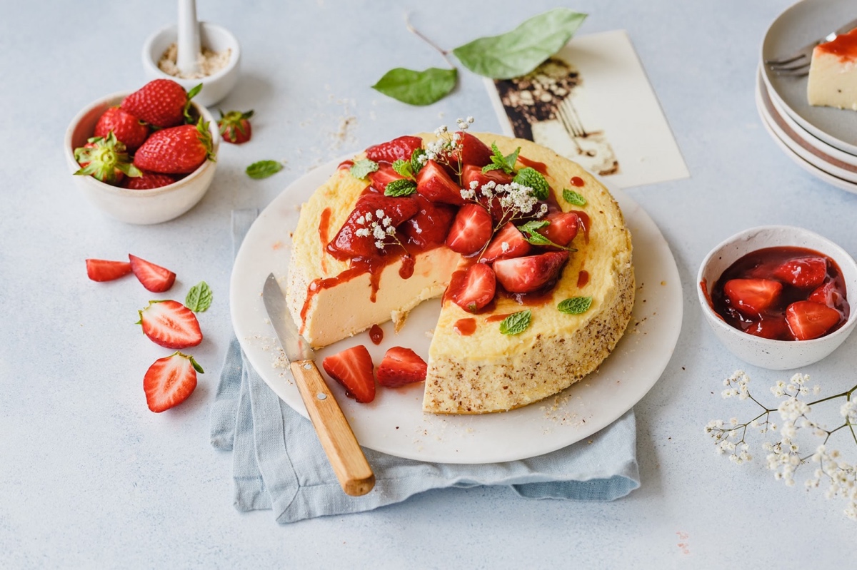 Angeschnittener Cheesecake ohne Boden mit Erdbeeren