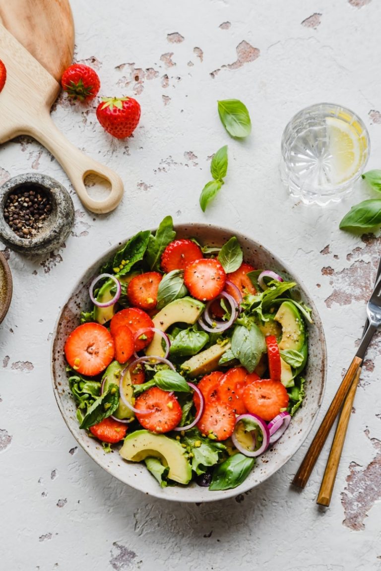 Erdbeer-Avocado-Salat in 15 Minuten | Foodlovin' Erdbeer-Avocado-Salat in 15 Minuten | Foodlovin'