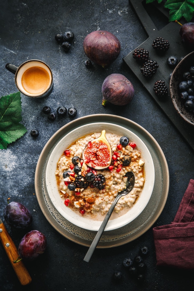 Buchweizen-Porridge mit Obst getoppt auf Frühstückstisch