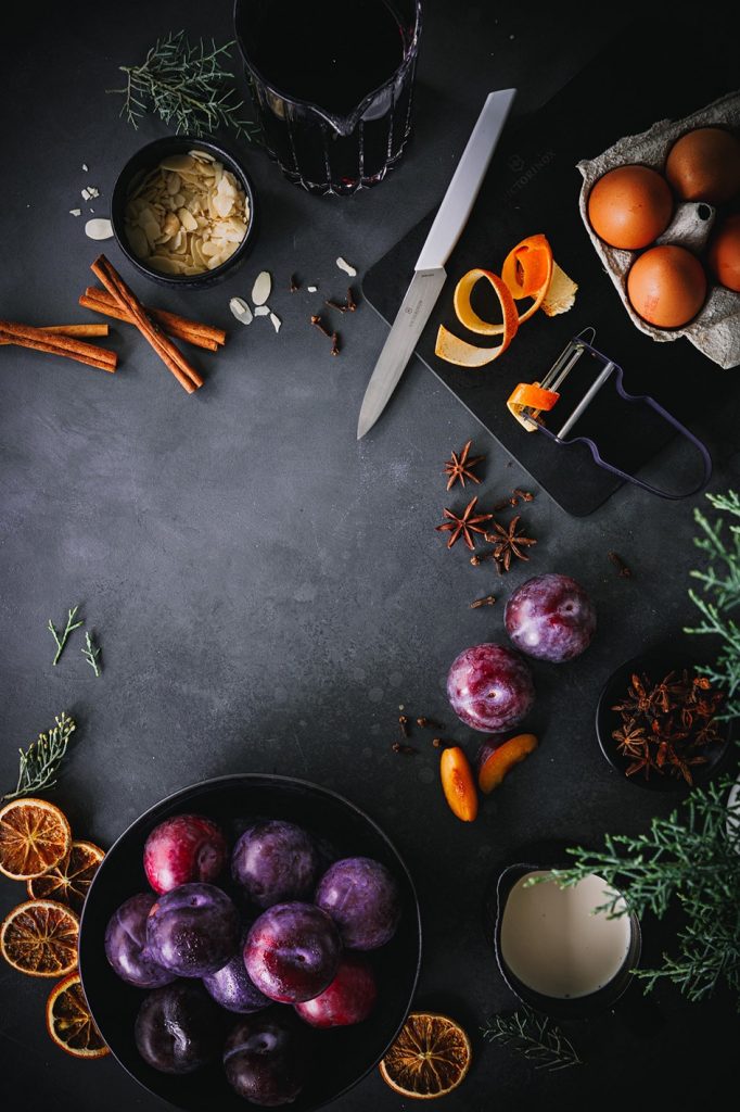 Zimtparfait mit Rotweinpflaumen – ein weihnachtliches Dessert | Foodlovin' Zimtparfait mit Rotweinpflaumen – ein weihnachtliches Dessert | Foodlovin'