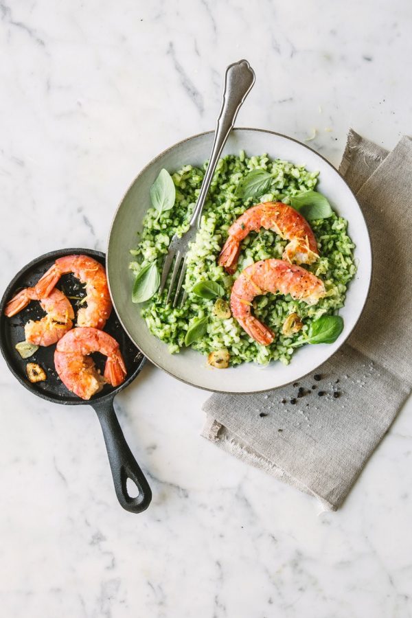Schnelles Basilikum-Risotto mit Garnelen