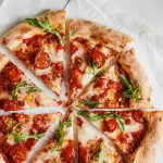 Neapolitanische Pizza mit fluffigem Rand und Tomatensauce